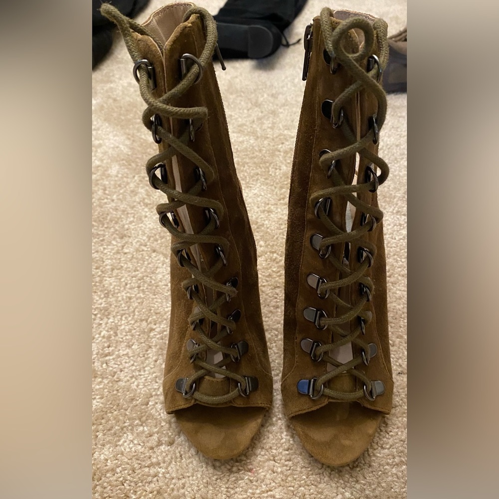 STEVE MADDEN OPEN TOE BOOTIE

Size 5.5